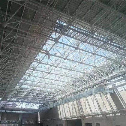 Apa saja tindakan pencegahan selip untuk lantai bengkel struktur baja besar?